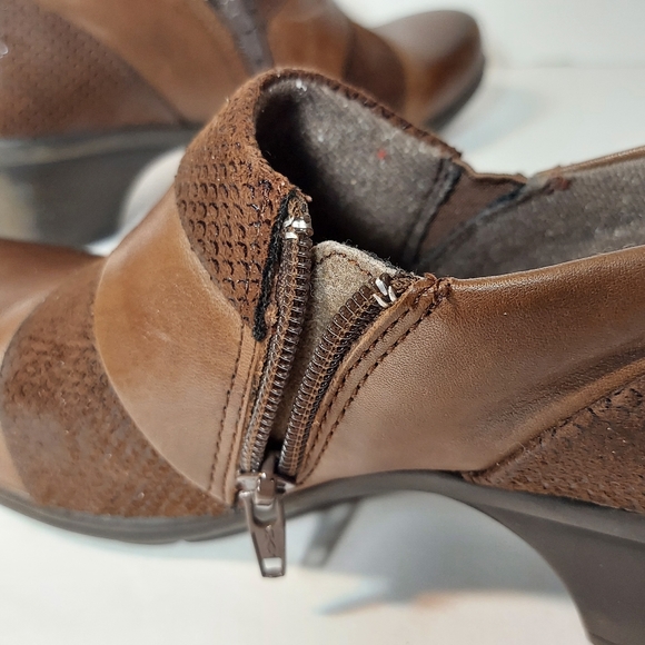 Earth Origin Women's Size 6 (M), Brown Leather Suede Slip On Zip Shoes - Picture 3 of 13